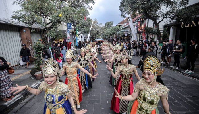 Bandung Tuan Rumah Kirab Budaya HUT ke-80 Jabar, Ribuan Warga Padati Jalan Ikonik