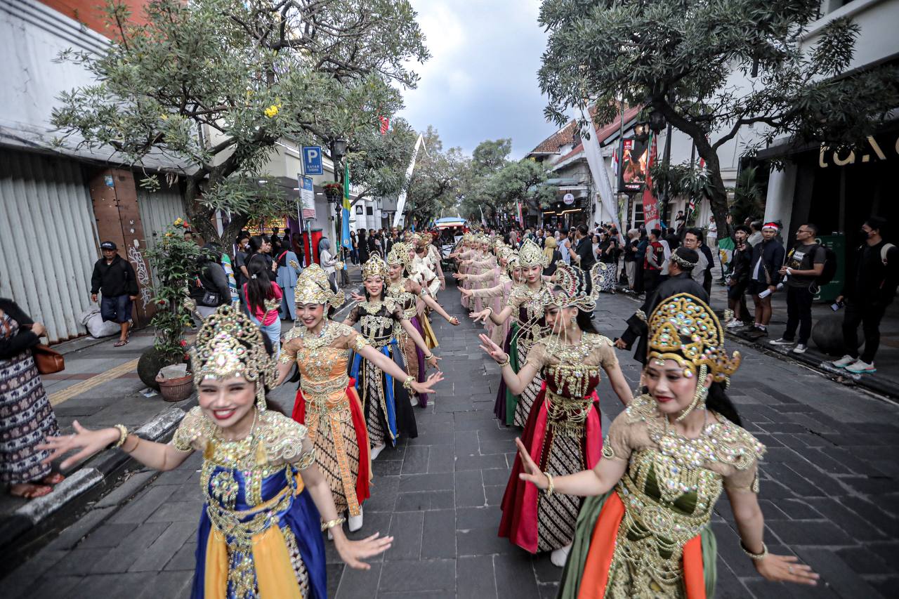 Bandung Tuan Rumah Kirab Budaya HUT ke-80 Jabar, Ribuan Warga Padati Jalan Ikonik