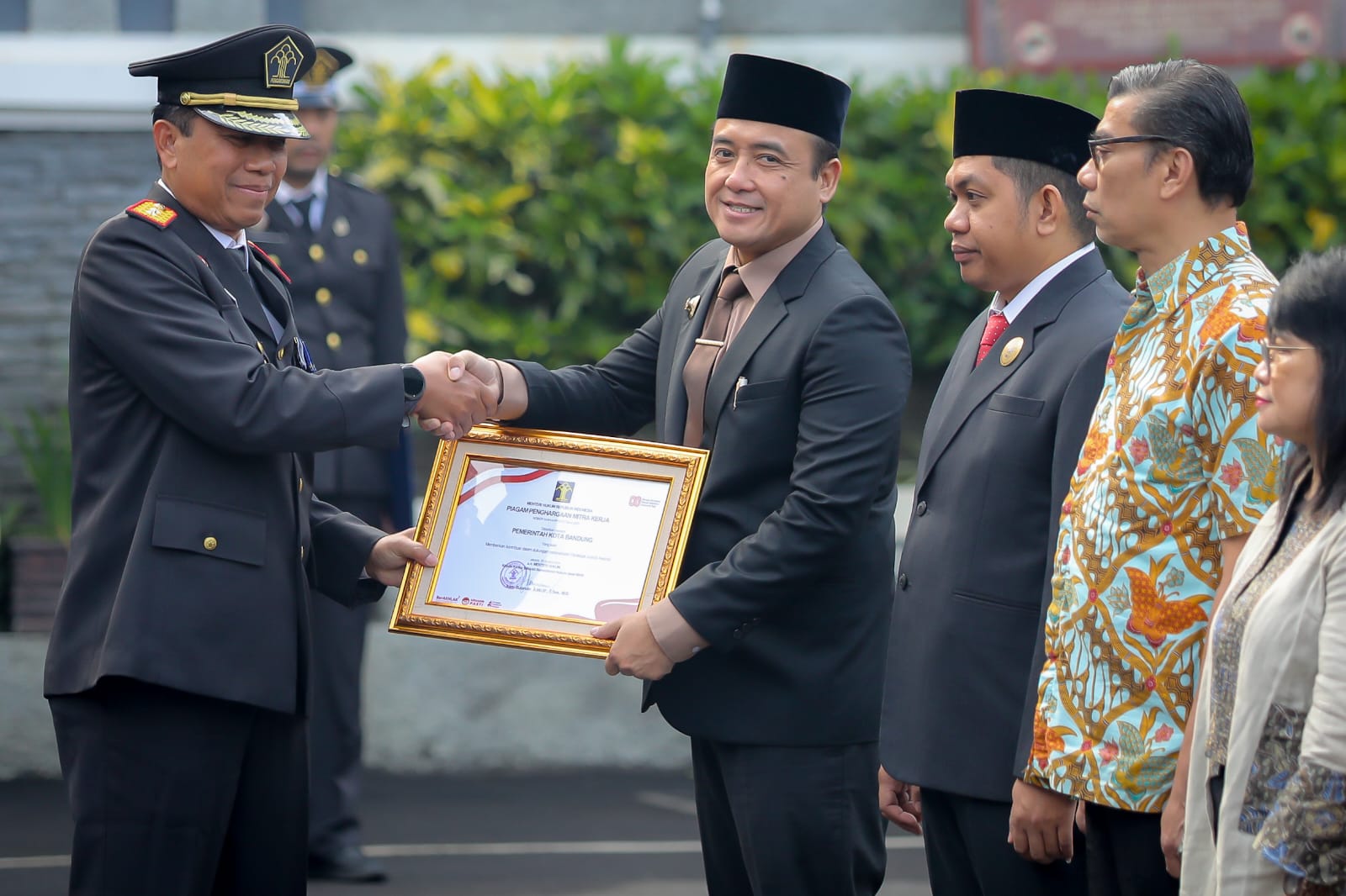 Pemkot Bandung dan Paguyuban Lurah Raih 2 Penghargaan Hukum di Hari Pengayoman 2025