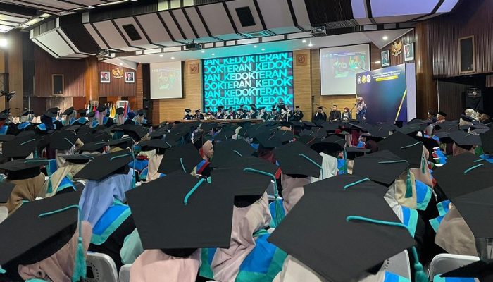 Kukuhkan Lebih dari 1.700 Wisudawan, Rektor Unisba Ingin Alumni Bawa Dampak Bagi Masyarakat