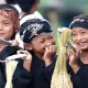 Anak-anak mengenakan pakaian adat Sunda sambil tersenyum dalam acara pelestarian budaya.