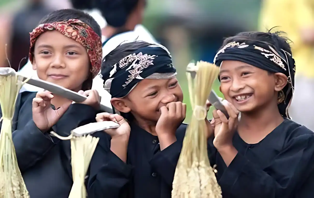 Anak-anak mengenakan pakaian adat Sunda sambil tersenyum dalam acara pelestarian budaya.