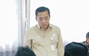 Bupati Karawang Aep Syaepuloh saat memberikan arahan terkait pembinaan Koperasi Merah Putih di Karawang.