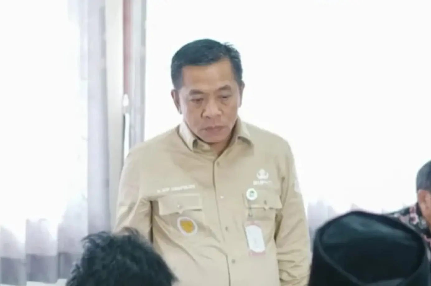 Bupati Karawang Aep Syaepuloh saat memberikan arahan terkait pembinaan Koperasi Merah Putih di Karawang.