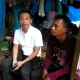 Bupati Purwakarta Om Zein saat membongkar gubug Mang Ujang dan memberikan bantuan biaya kontrakan.
