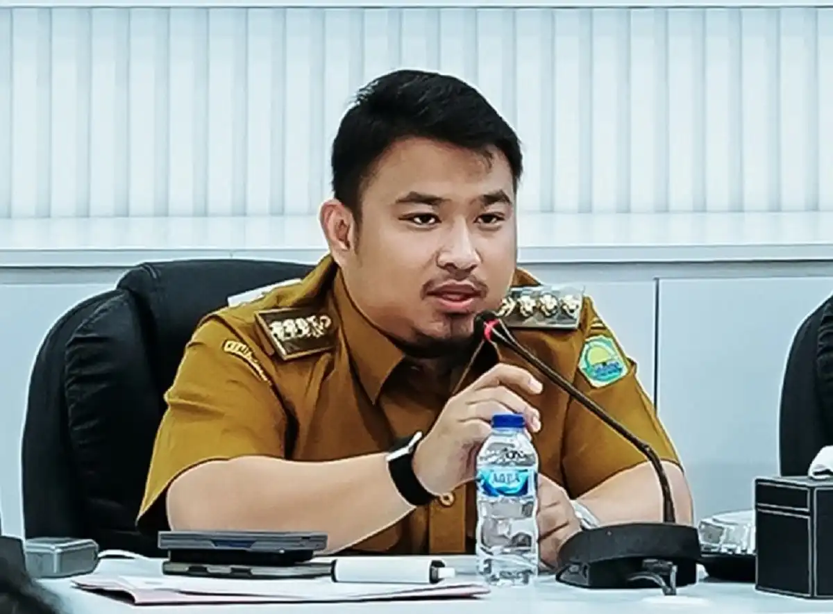 Bupati Subang Reynaldy Putra Andita saat konferensi pers pengungkapan kasus rokok ilegal di Kodim 0605 Subang.