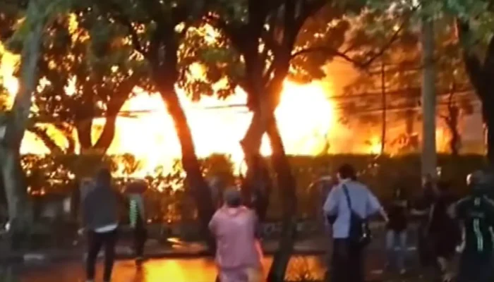 Demo di Bandung Ricuh, Massa Bakar Rumah Bekas Rumdin Wagub Jabar