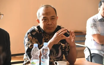 Wakil Ketua DPRD Jabar, Iwan Suryawan, meminta penghentian bansos bagi penerima yang terindikasi bermain judi online.