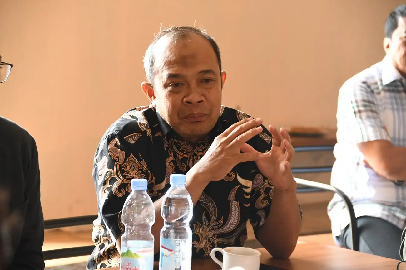 Wakil Ketua DPRD Jabar, Iwan Suryawan, meminta penghentian bansos bagi penerima yang terindikasi bermain judi online.