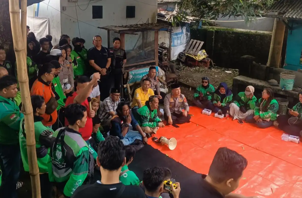 Kapolres Purwakarta bersama driver ojol dalam aksi damai mengenang Affan Kurniawan.
