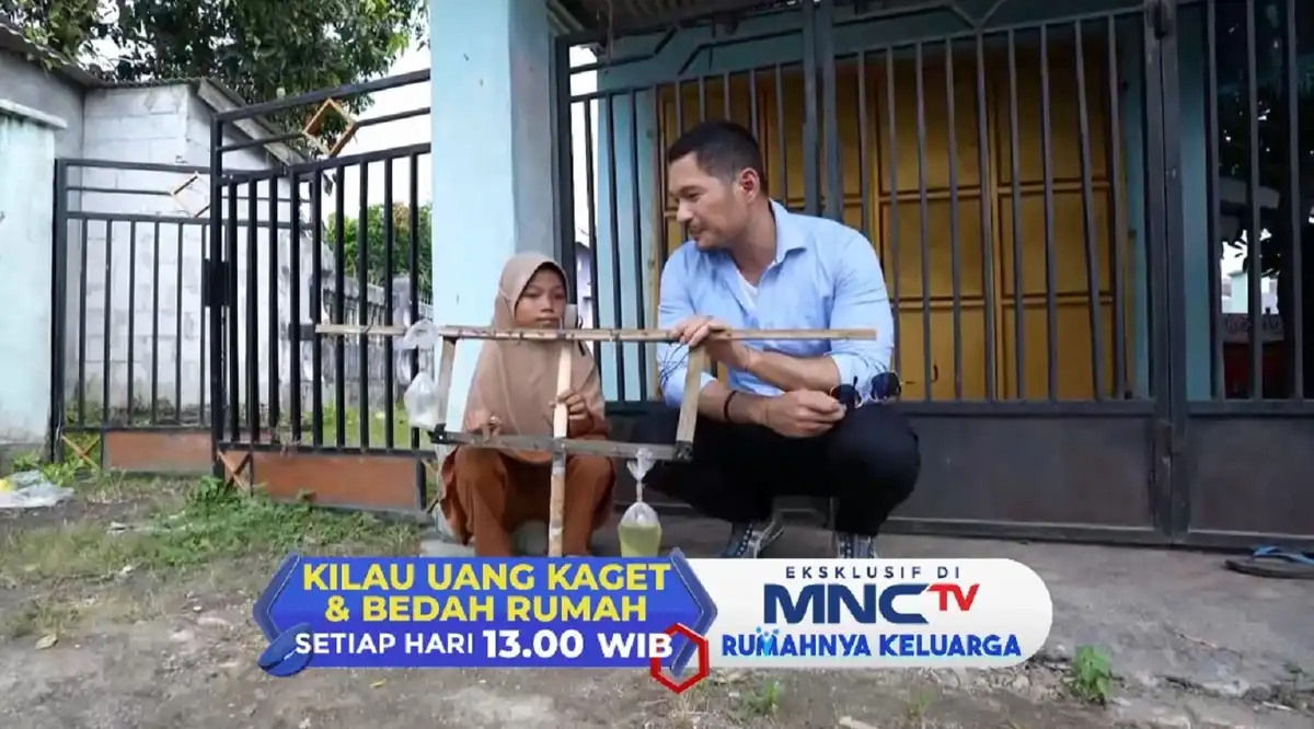 Bintang Kilau Uang Kaget Bedah Rumah MNCTV turun langsung membantu warga dalam momen penuh haru.