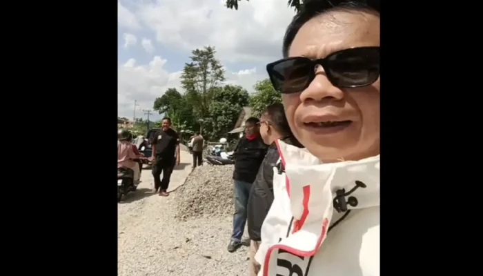 Perbaikan Jalan di Purwakarta Dikomplain Warga, Om Zein Sentil Kontraktor Soal Material