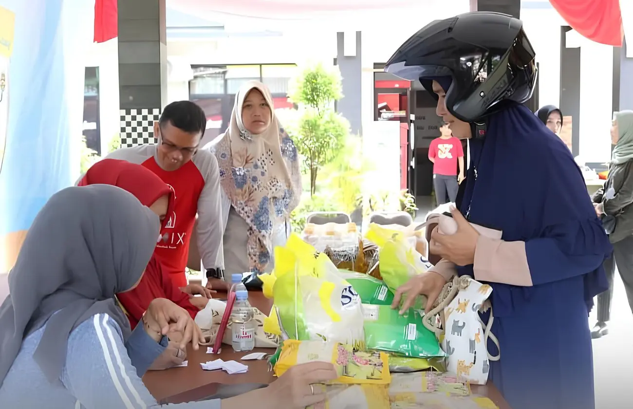 Warga Purwakarta beli beras SPHP di Gerakan Pangan Murah
