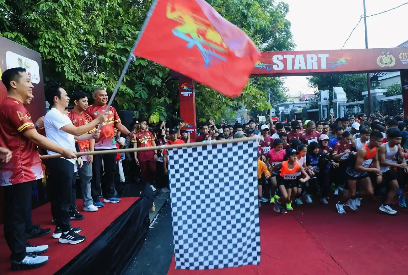 Pelepasan peserta Purwakarta Run 5K 2025 oleh Bupati Purwakarta Om Zein di garis start Taman Pasanggrahan Padjadjaran