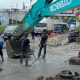Petugas membersihkan lumpur di wilayah pantura Indramayu.