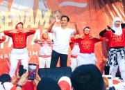 Alun-Alun Purwakarta Membludak! Ribuan Emak-emak Senam Bareng Bupati Om Zein