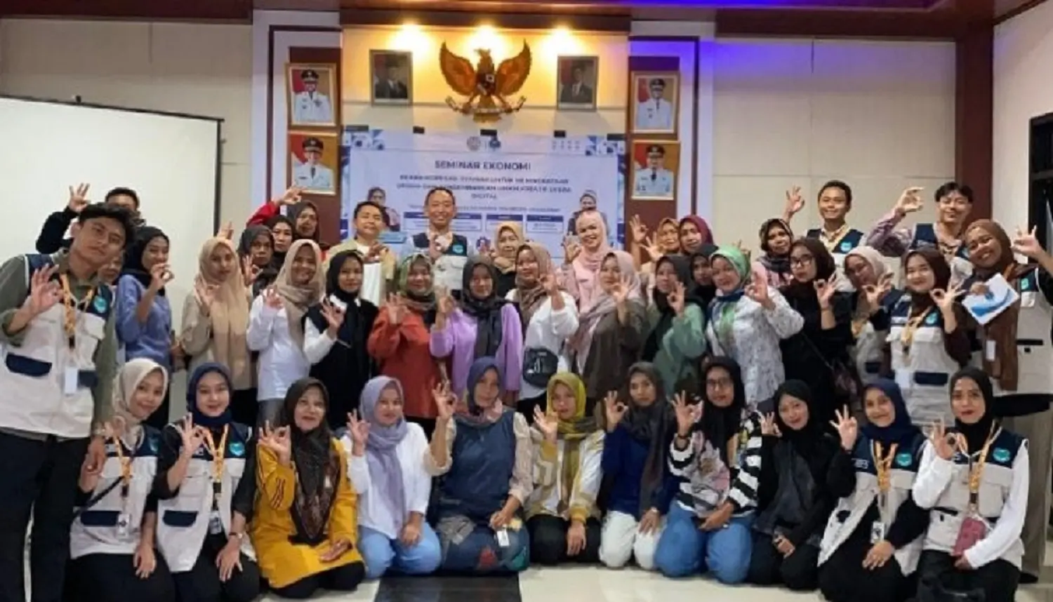 Mahasiswa STIES Indonesia Purwakarta dan UMKM Ciracas mengikuti seminar digitalisasi serta penguatan koperasi syariah untuk peningkatan ekonomi lokal.