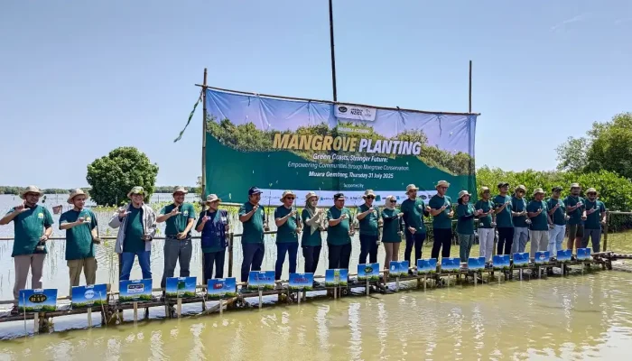 PT United Tractors Pandu Engineering Tanam Bibit Mangrove di Muara Gembong dalam Rangka Jababeka Ecoweek 2025