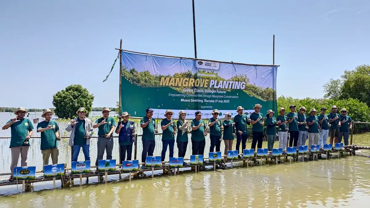 Peserta Jababeka Ecoweek 2025 menanam mangrove di Muara Gembong Bekasi