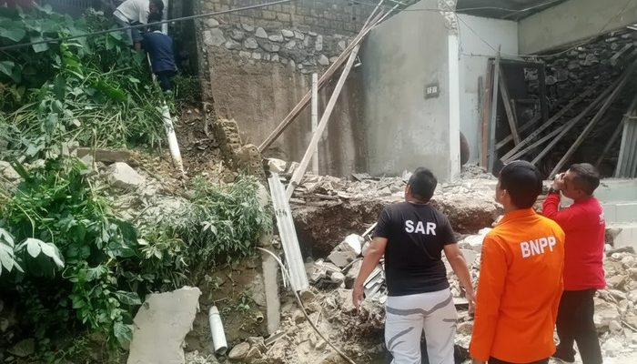 Tebing Setinggi 12 Meter Longsor, Tiga Rumah di Bogor Langsung Ambruk