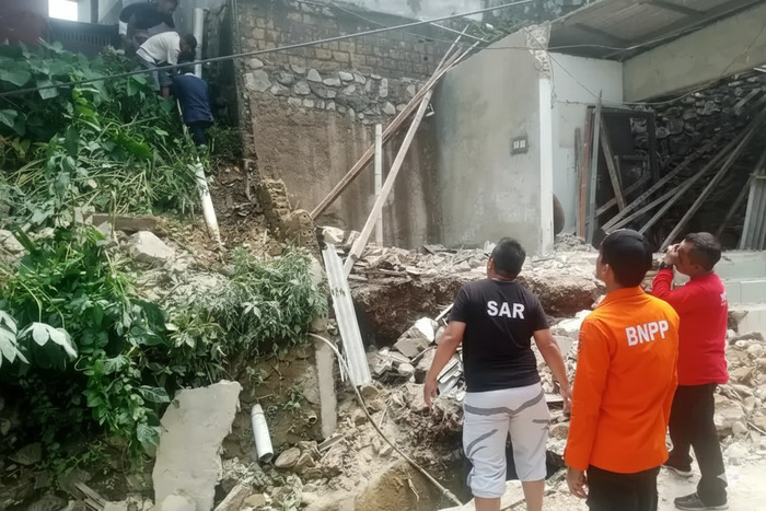 Tim gabungan menyisir lokasi longsor
