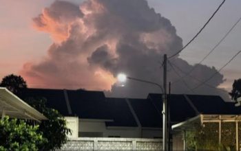 Fenomena awan tebal disertai kilatan cahaya di langit.
