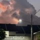 Fenomena awan tebal disertai kilatan cahaya di langit.