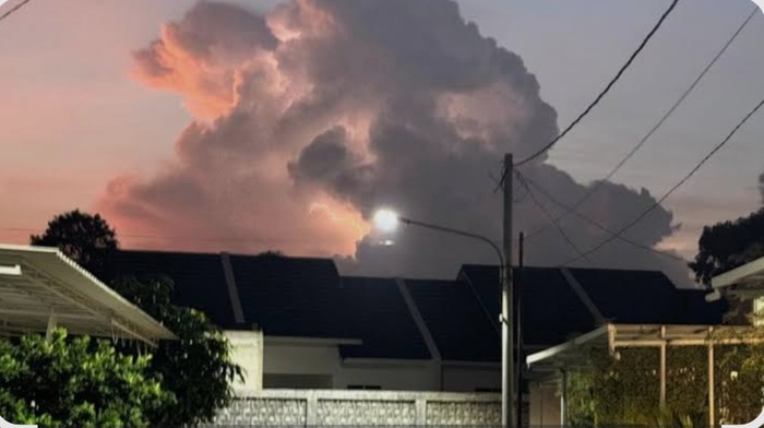 Fenomena awan tebal disertai kilatan cahaya di langit.