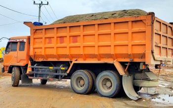 Truk besar pengangkut tanah