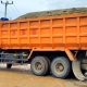 Truk besar pengangkut tanah