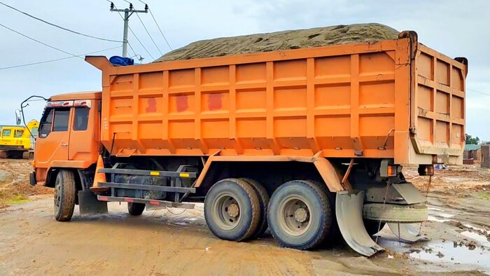 Truk besar pengangkut tanah