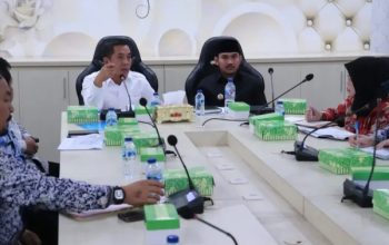 Bupati Karawang Aep Syaepuloh saat bertemu Bupati Bekasi Ade Kuswara Kunang. (foto: dok humas)