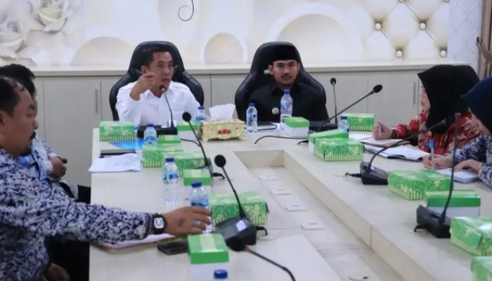 Truk Pabrik Semen Rusak Jalan, Dua Bupati Susun Opsi Akses Baru