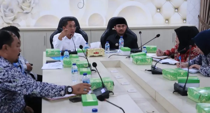 Bupati Karawang Aep Syaepuloh saat bertemu Bupati Bekasi Ade Kuswara Kunang. (foto: dok humas)