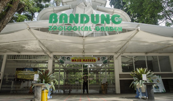 Pintu masuk Kebun Binatang Bandung atau Bandung Zoo