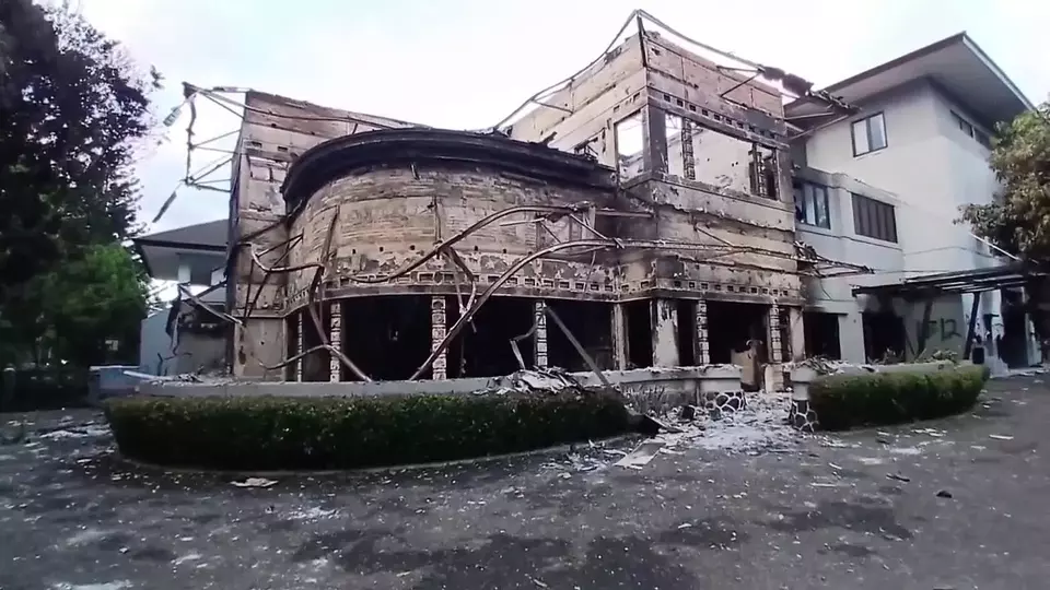 Salah satu bangunan mengalami kerusakan saat aksi unjuk rasa di Kota Bandung.