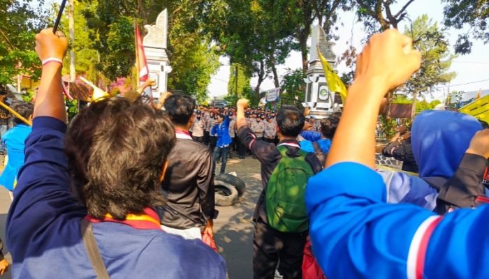 Purwakarta Bergejolak: Mahasiswa Tuntut Reformasi Polisi dan DPR, Jalan Veteran Lumpuh Total