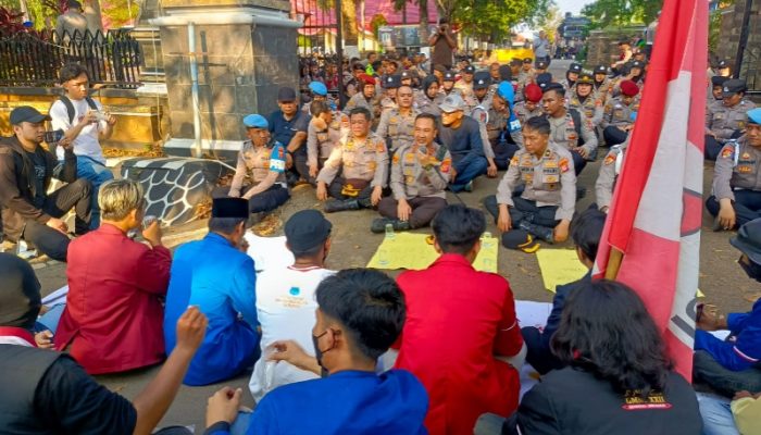 Kapolres Purwakarta Turun ke Jalan, Hadapi Aksi Mahasiswa dengan Dialog Humanis
