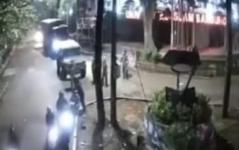 Tangkap layar video penyerangan aparat di dua kampus di Kota Bandung.