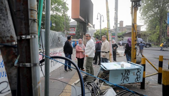 Lampu Lalu Lintas Dago Rusak Akibat Demo, Farhan Targetkan Perbaikan 3 Minggu