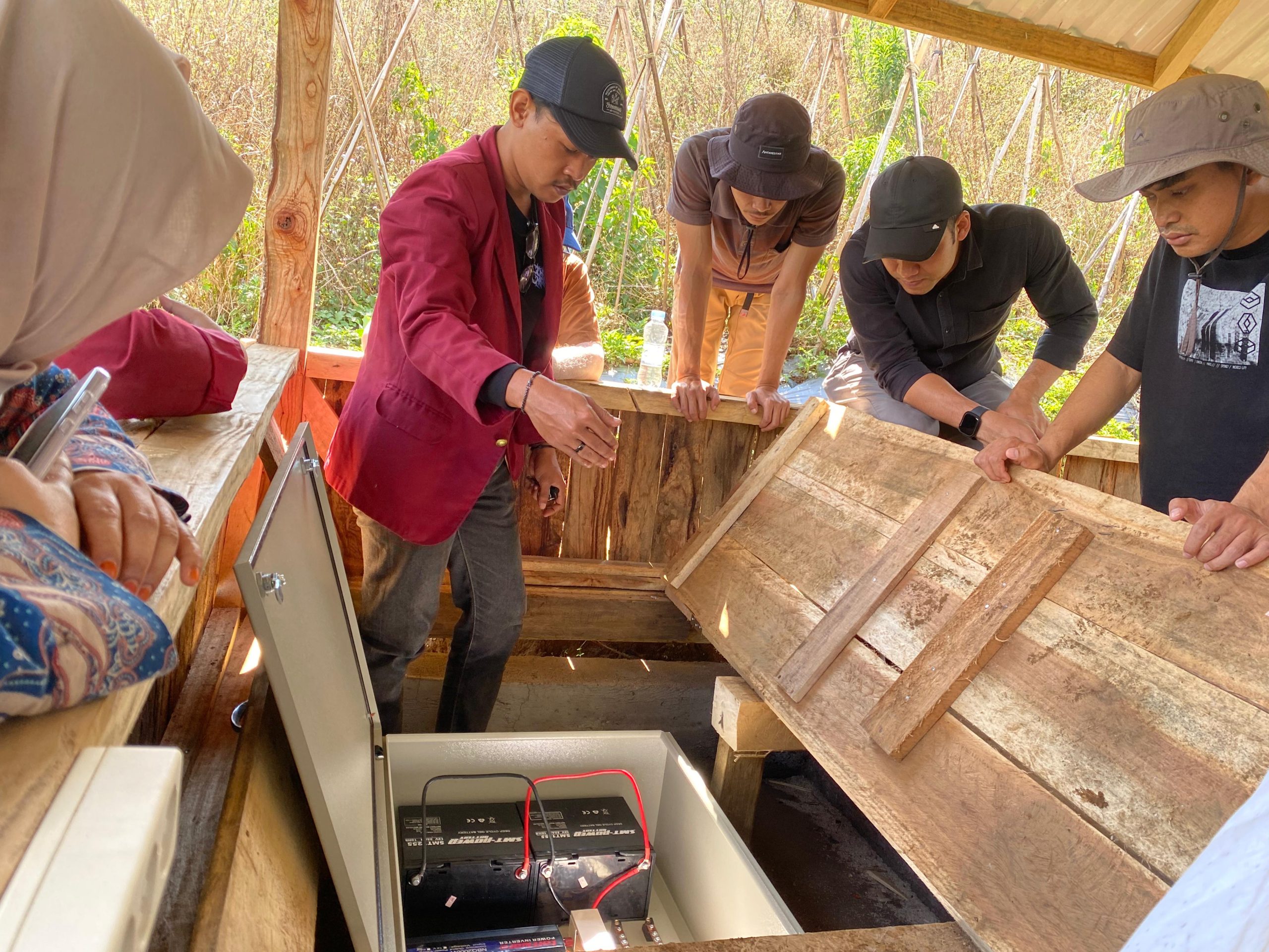 Universitas Sangga Buana Dorong Kemandirian Desa Lewat Smart Watering dan PLTS