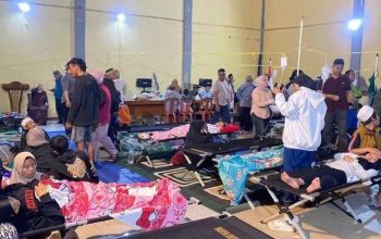 Para korban keracunan massal sedang mendapatkan penanganan medis.