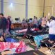 Para korban keracunan massal sedang mendapatkan penanganan medis.