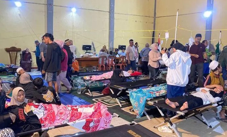 Para korban keracunan massal sedang mendapatkan penanganan medis.