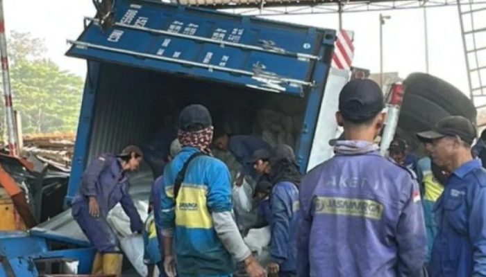 Truk Kontainer Tabrak Gerbang Tol Ciawi 2, Petugas Terluka dan Tiga Gardu Rusak