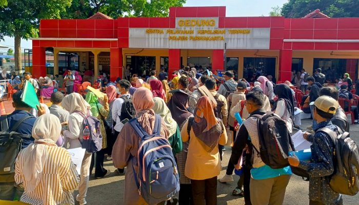Antrean SKCK di Polres Purwakarta Membludak, Imbas Pendaftaran PPPK