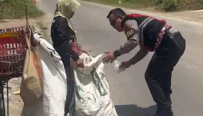 Kisah Inspiratif! Polisi di Purwakarta Bantu Ibu Pemulung