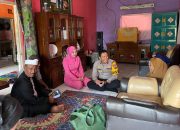 Polsek Kiarapedes Bantu Keluarga Lumpuh dan Tuna Netra di Purwakarta