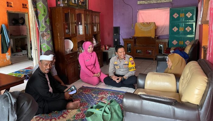 Polsek Kiarapedes Bantu Keluarga Lumpuh dan Tuna Netra di Purwakarta