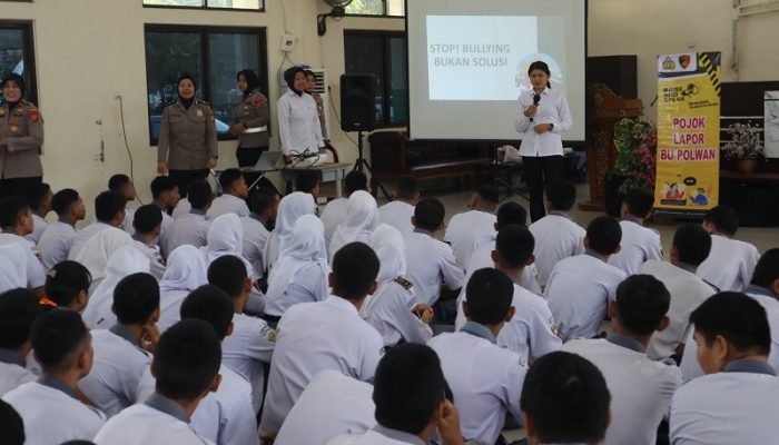 Polwan Purwakarta Edukasi Pelajar SMKN 1 soal Bullying dan Kekerasan